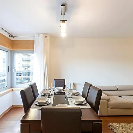 2br Flat By Metro W/ Free Parking By Lovelystay *