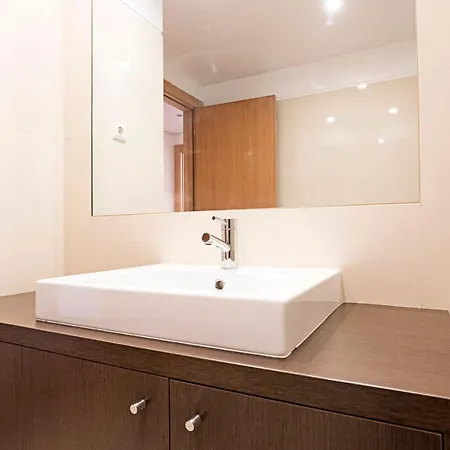2br Flat By Metro W/ Free Parking By Lovelystay