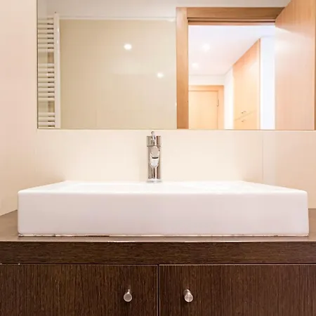 2br Flat By Metro W/ Free Parking By Lovelystay *