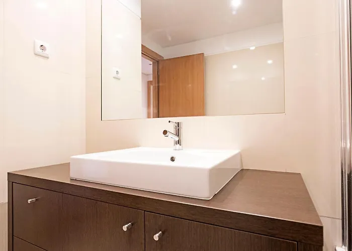 2br Flat By Metro W/ Free Parking By Lovelystay