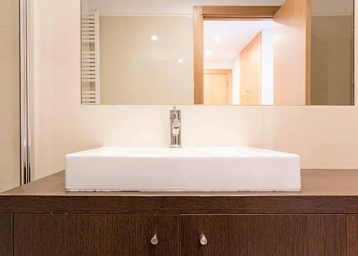 2br Flat By Metro W/ Free Parking By Lovelystay *