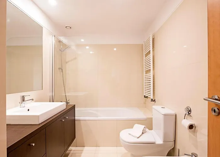 2br Flat By Metro W/ Free Parking By Lovelystay